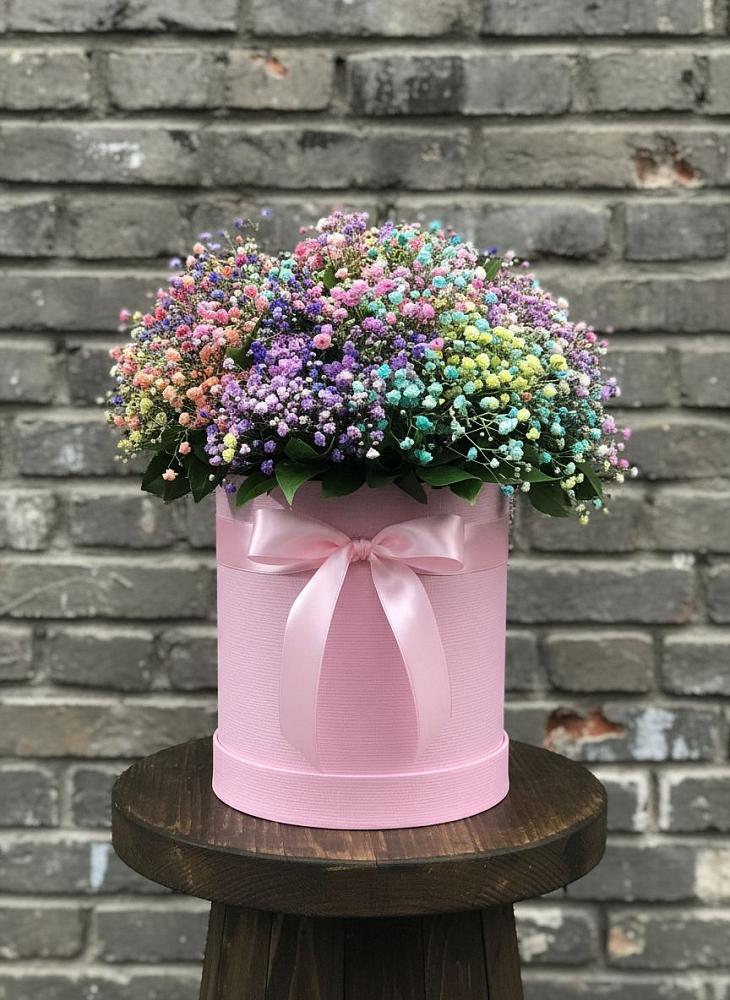 Цветочная композиция из Гипсофила и Розы в шляпной коробке в Левокумском