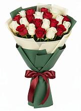 Букет Микс из красных и белых роз в Левокумском