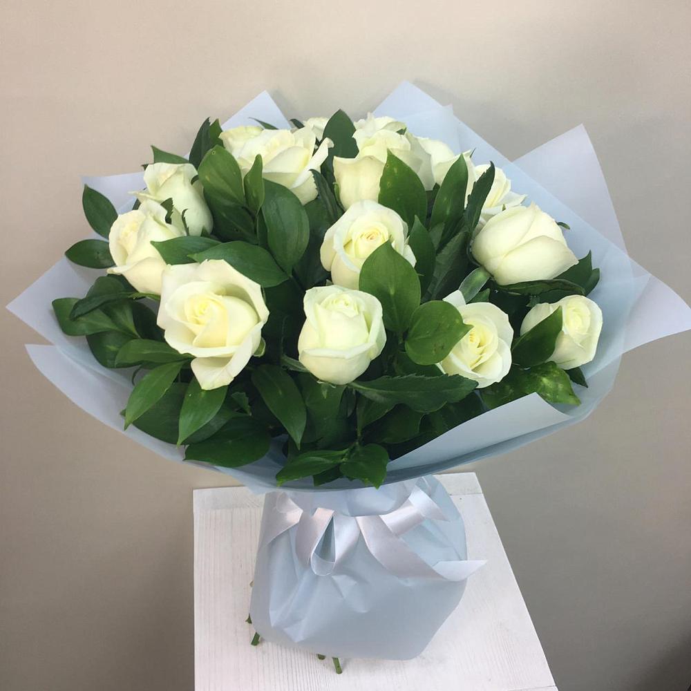 Букет 15 Белых роз Проуд в Левокумском