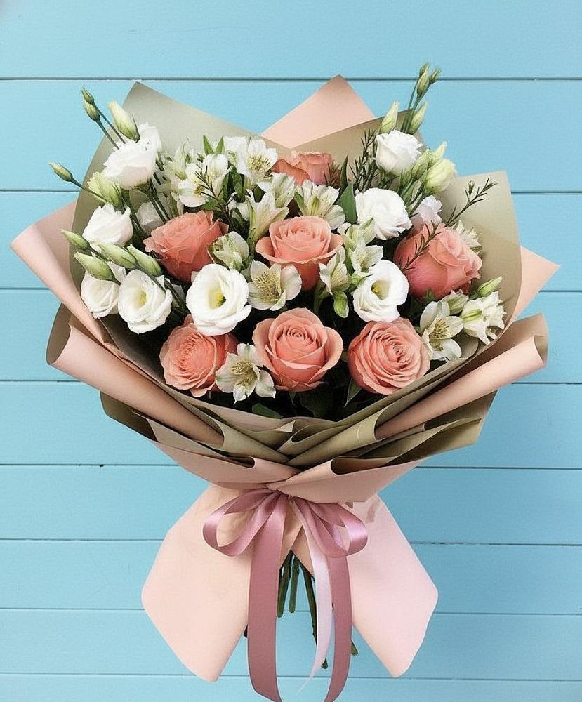Букет цветов из: Розы, Альстромерии и Лизиантусы в Левокумском