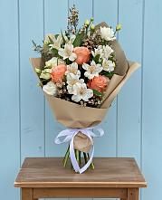 Букет цветов из:  Альстромерии, Лизиантусы, Розы и Хризантемы #REPLACE_PRED# Левокумском