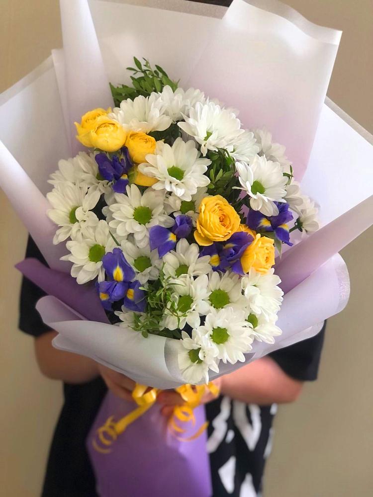Букет цветов из: Ирисы, Хризантемы и Розы в Левокумском