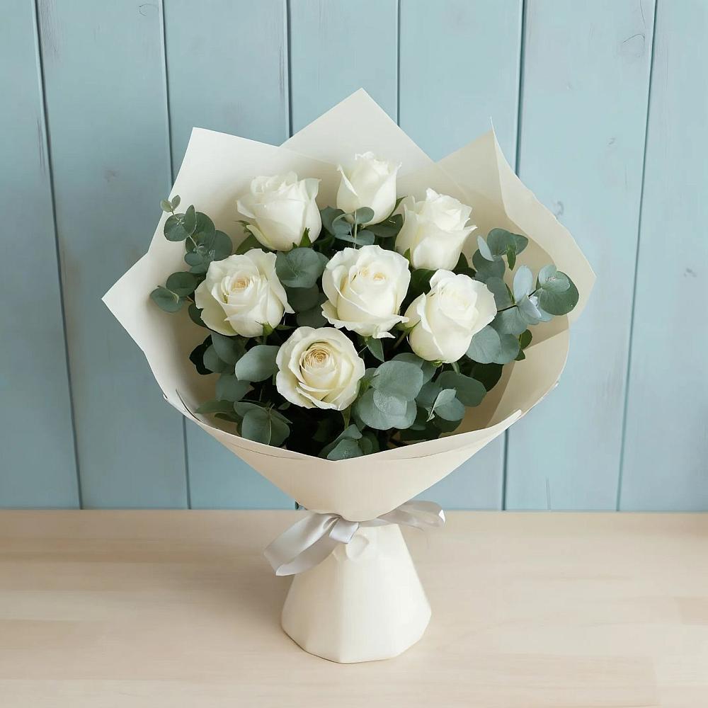 Букет Белые розы в Эвкалипте в Левокумском