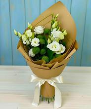 Букет цветов из:  Хризантемы и Лизиантусы в Левокумском