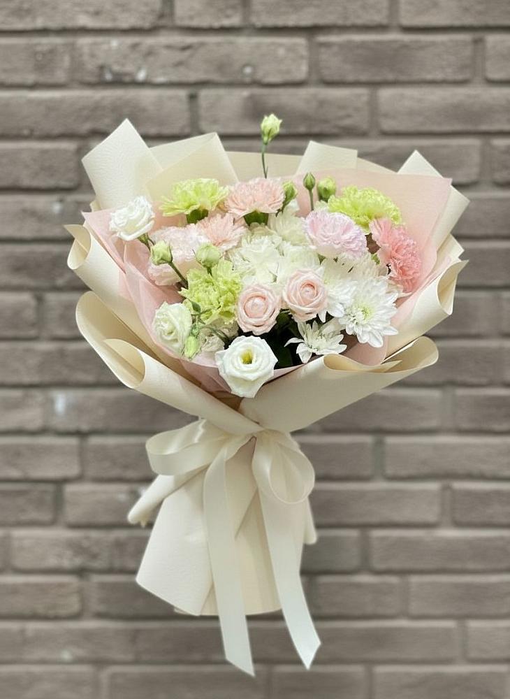 Букет цветов из: Гвоздики, Розы, Лизиантусы и Хризантемы в Левокумском