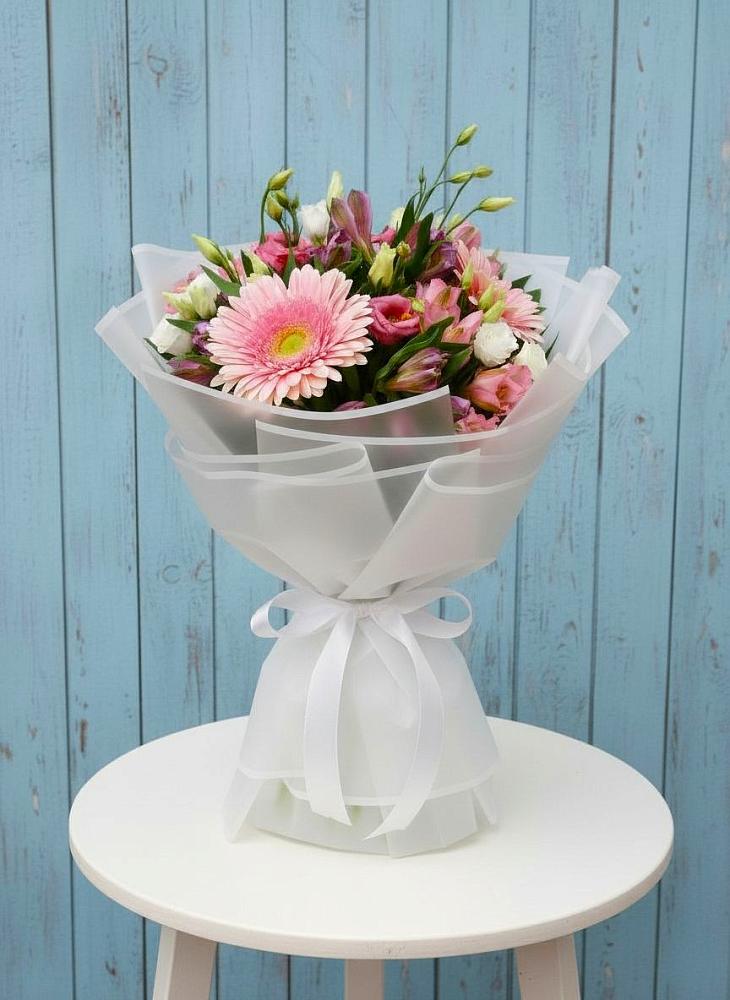 Букет цветов из: Герберы, Альстромерии и Лизиантусы в Левокумском