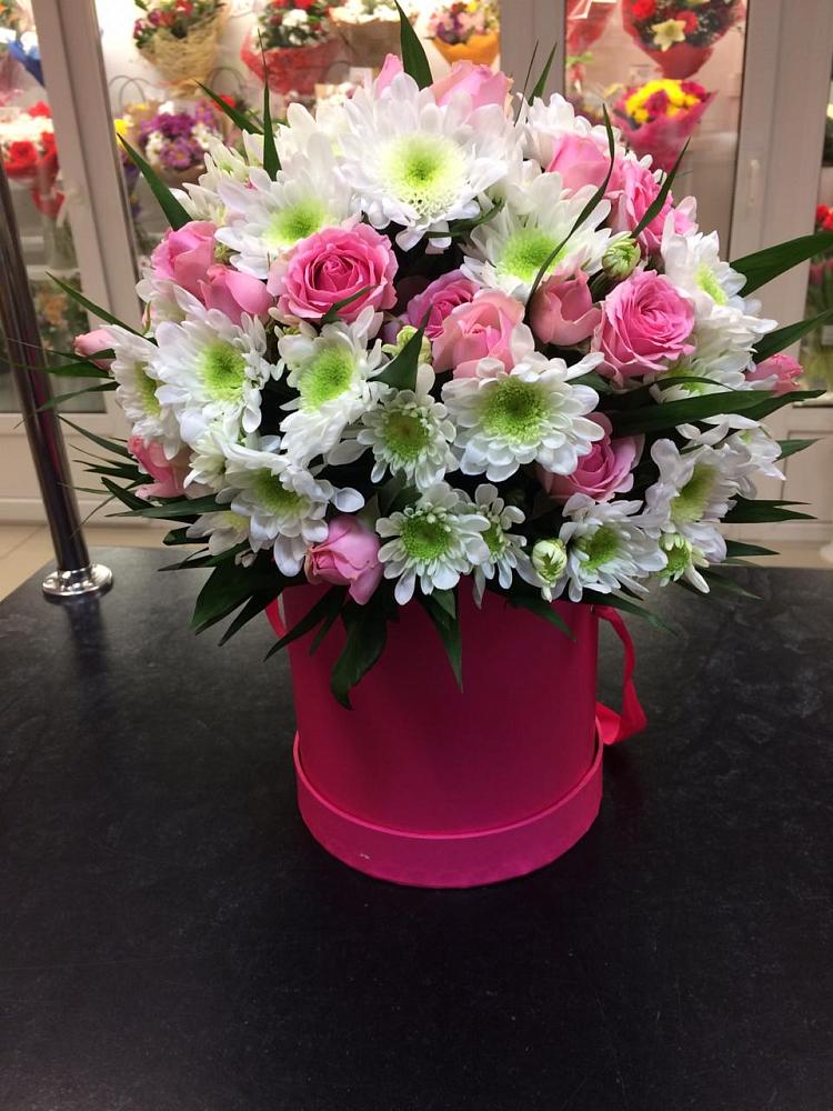 Цветочная композиция из Розы и Хризантемы в шляпной коробке в Левокумском