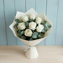 Букет Белые розы в Эвкалипте в Левокумском