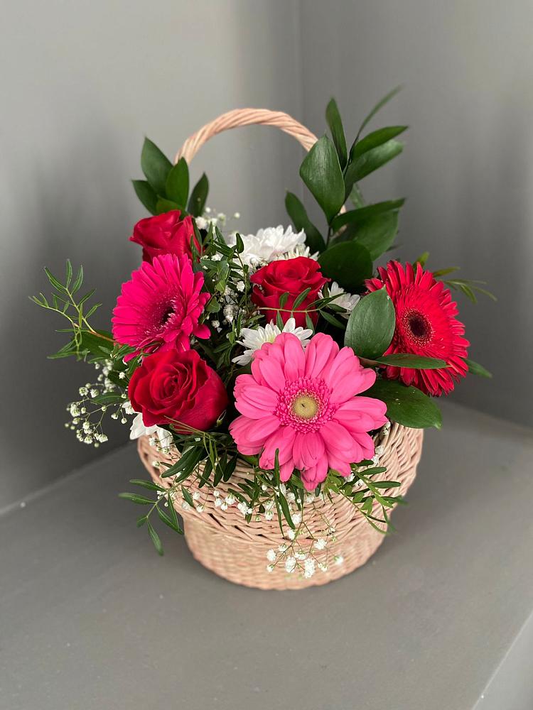 Цветочная композиция из Розы, Хризантемы и Герберы в корзине в Левокумском