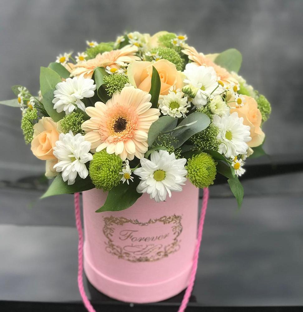 Цветочная композиция из Розы, Герберы и Хризантемы в шляпной коробке в Левокумском