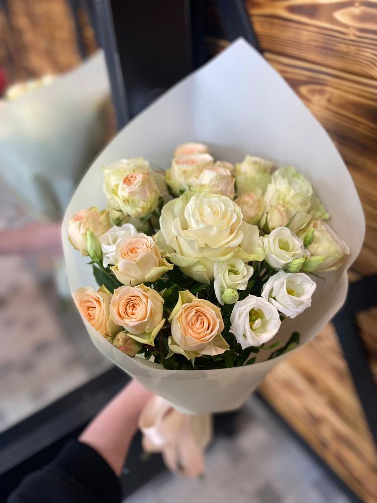 Букет цветов из: Розы и Лизиантусы в Левокумском